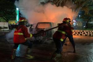 Satu Unit Mobil Terbakar di Parkiran Rumkit Siti Rahmah