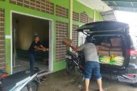 Warga Terdampak Banjir di Kota Padang Terima Bantuan Sembako dari Rahmat Saleh