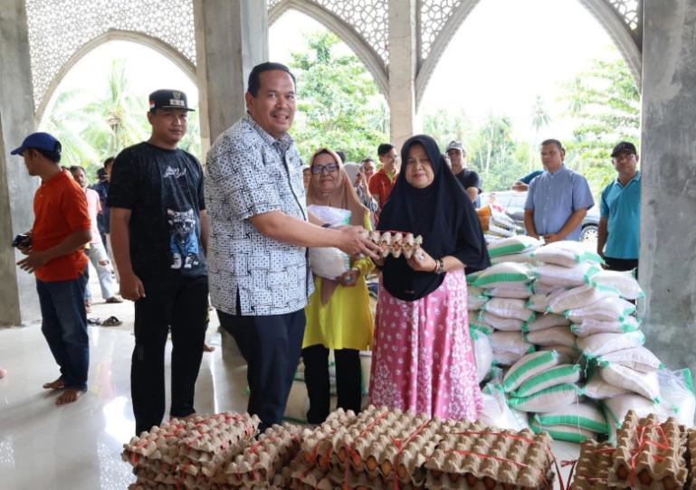 Wali Kota Pariaman Yota Balad salurkan bantuan sembako  bagi warga yang terdampak bencana banjir di Masjid Raya Desa Punggung Lading Kecamatan Pariaman Selatan, Kota Pariaman, Sabtu (6/12/2025). IST