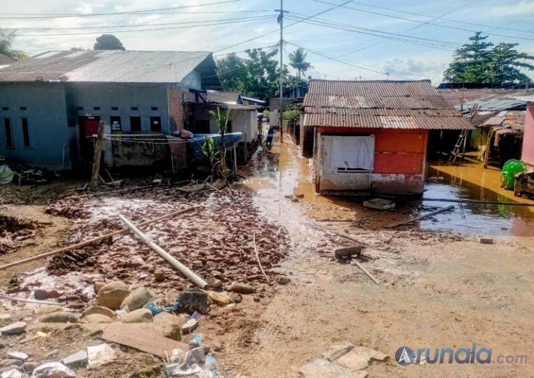 Kondisi rumah warga dipenuhi lumpur di Kelurahan Kampung Lapai Kecamatan Nanggalo, Kota Padang  pascabanjir bandang. (dok : arunala.com)