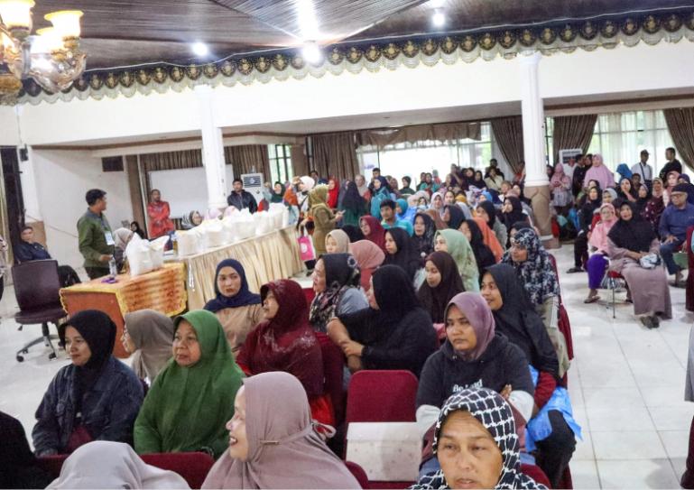 Para KPM se Kota Pariaman menerima bantuan dari Pemko Pariaman yang diserahkan secara simbolis Wali Kota Yota Balad, Senin (24/11/2025). IST