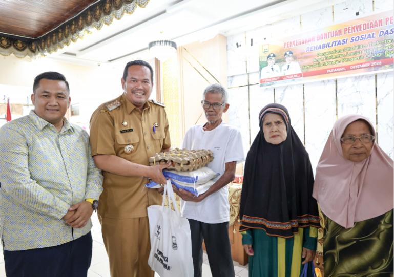 Wali Kota Pariaman, Yota Balad serahkan secara simbolis paket Bantuan Penyediaan Permakanan kepada para lansia yang ada di kotanya, Selasa (9/12/2025). IST