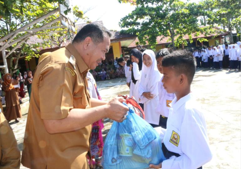 Salah seorang siswa SMP di Kota Pariaman menerima bantuan yang diserahkan Wali Kota Yota Balad, Selasa (23/12/2025). IST