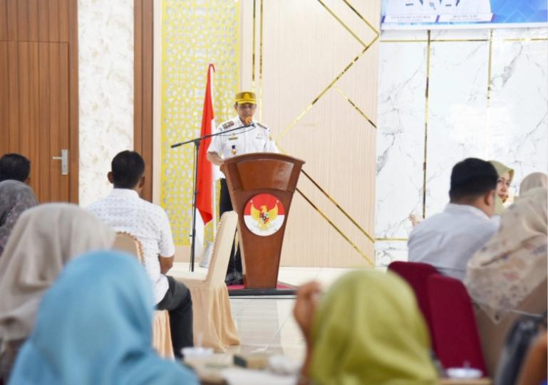 Sekko Pariaman Afrizal Azhar saat membuka sosialisasi pembentukan Bank Sampah yang diadakan Dinas Perkim dan LH Kota Pariaman, Rabu (12/11/2025). IST