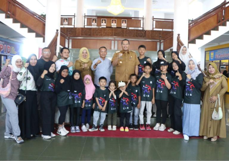 Wali Kota Yota Balad bersama Ketua KONI Pariaman Edison TRD saat melepas para atlet sepatu rodanya ikuti kejuaraan Payakumbuh Online Skate Open 2, Selasa (23/12/2025). IST