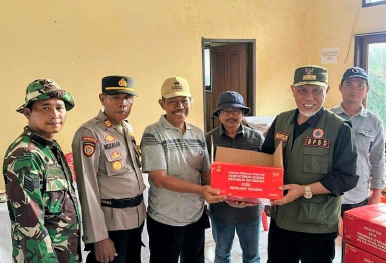 Gubernur Mahyeldi serahkan bantuan kepada masyarakat di Nagari Sungai Batang, Kamis (4/12/2025). IST