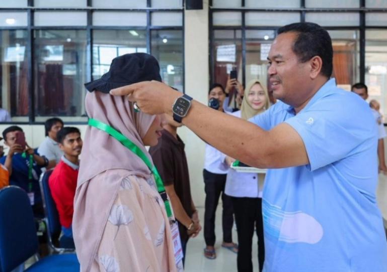 Wali Kota Pariaman, Yota Balad pasangkan topi pada salah seorang peserta  pelatihan pencegahan dan mitigasi bencana di kota itu, Rabu (3/12/2025). IST