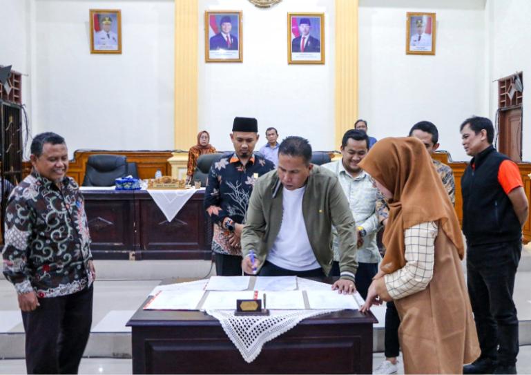 Wakil Wali Kota Mulyadi tanda tangani naskah pengesahan APBD 2026 di DPRD Kota Pariaman, Minggu (30/11/25) malam. IST