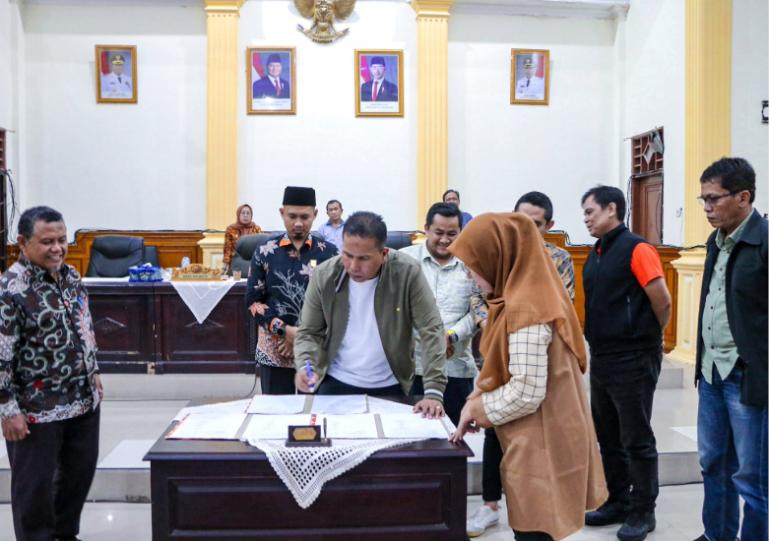 Wakil Wali Kota, Mulyadi tandatangani nota nota kesepatakan penetapan APBN 2026 disaksikan unsur pimpinan DPRD kota setempat, Minggu (30/11/25) malam. IST