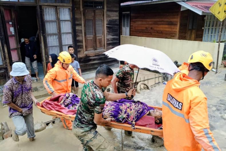 Tim penyelamat mengevakuasi salah seorang warga Jorong Pasa Simpang Muaro Pisang, Nagari Maninjau yang sakit menyusul kembali terjadinya banjir bandang di nagari itu, Kamis (25/12/2025). IST