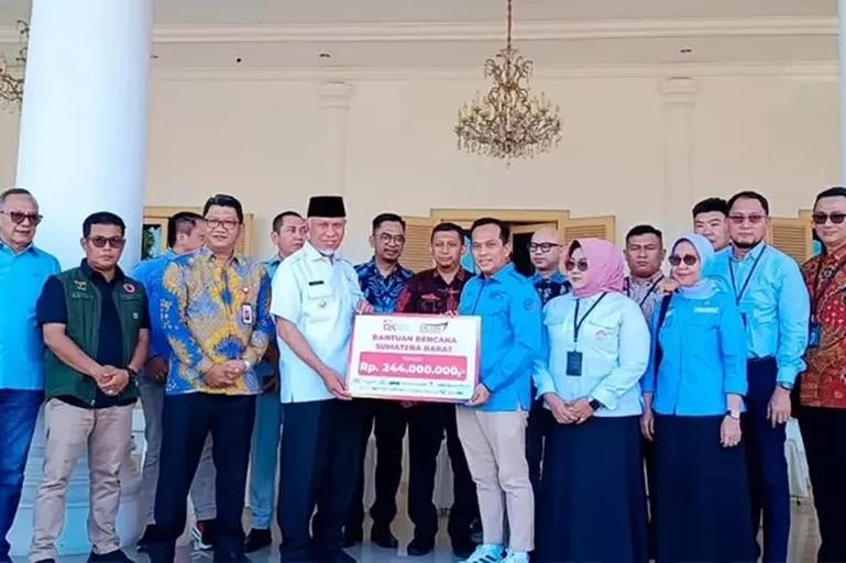 Ketua FK-IJK Sumbar yang juga Direktur Utama Bank Nagari, Gusti Candra menyerahkan bantuan bencana ke Gubernur Sumbar Mahyeldi Ansharullah. IST