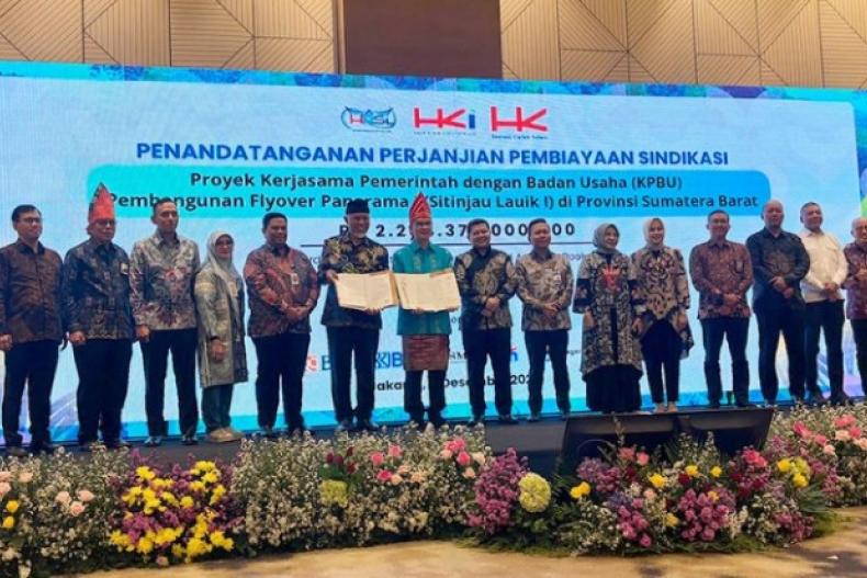 Penandatanganan Perjanjian Pembiayaan Kredit Sindikasi yang dihadiri Direktur Bank Nagari Gusti Candra dan Direktur Kredit & Syariah Bank Nagari Hafid Dauli, serta disaksikan oleh Gubernur Sumbar Mahyeldi Ansharullah. IST