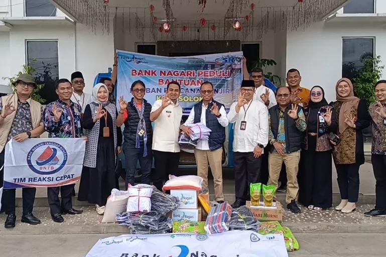 Direktur Keuangan Bank Nagari, Roni Edrian bersama Wali Kota Solok, Ramadhani Kirana Putra, saat penyerahan bantuan di Kantor Wali Kota Solok. IST