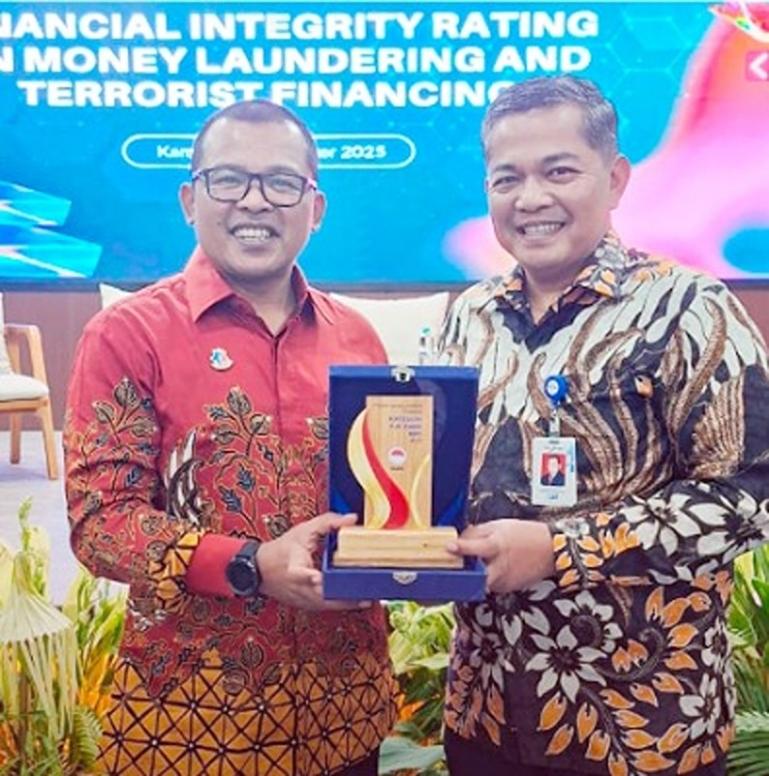 Direktur Kepatuhan Sukardi menerima penghargaan Financial Integrity Rating (FIR) Terbaik Kategori PJK Bank BPD. IST