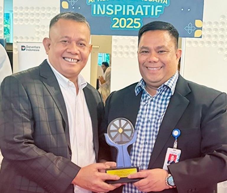 Direktur Kredit dan Syariah Bank Nagari, Hafid Dauli usai menerima penghargaan Kolaborator Entrepreneur Hub yang diberikan oleh Kementerian UMKM Republik Indonesia. IST