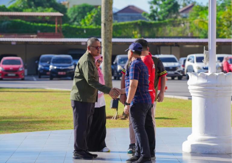 Sekprov Sumbar,  Arry Yuswandi berikan selamat kepada perwakilan relawan Sumbar yang baru dikukuhan, Rabu (3/12/2025). IST