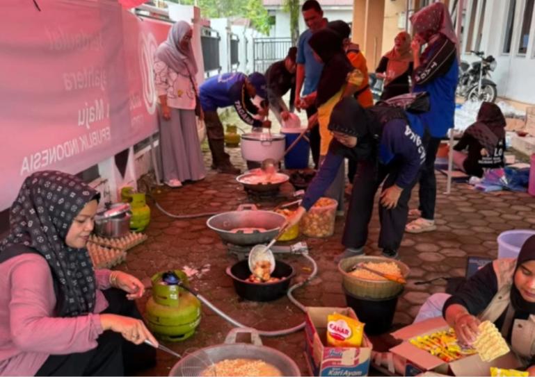 Suasana dapur umum yang disiapkan pihak Kecamatan Lubeg untuk membantu siapkan nasi bungkus bagi para korban terdampak banjir di tiga kecamatan di Kota Padang. IST