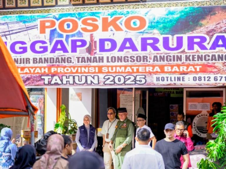 Gubernur Sumbar Mahyeldi saat kunjungi posko tanggap darurat yang dibuat Pemprov Sumbar. IST