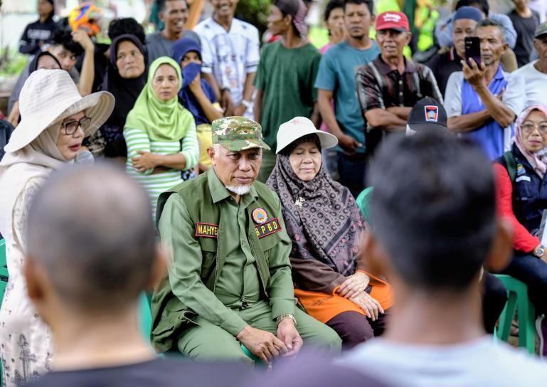Gubernur Sumbar, Mahyeldi didamping istri saat berdialog dengan nelayan Pasia Nan Tigo, Kota Padang seusai serahkan bantuan paket sembako, Jumat (12/12/2025). IST