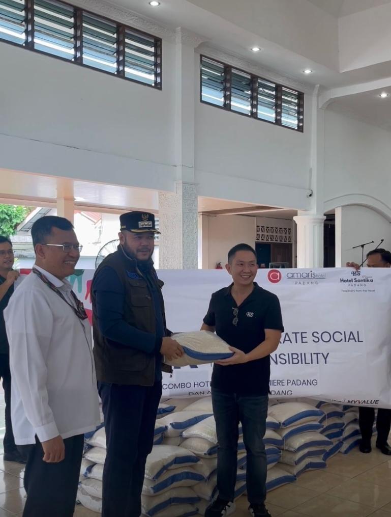 Manajemen Hotel Santika Premiere Padang dan Amaris Hotel Padang, bersama dengan Owning Company menyerahkan bantuan kepada Wali Kota Padang Fadly Amran, belum lama ini. IST