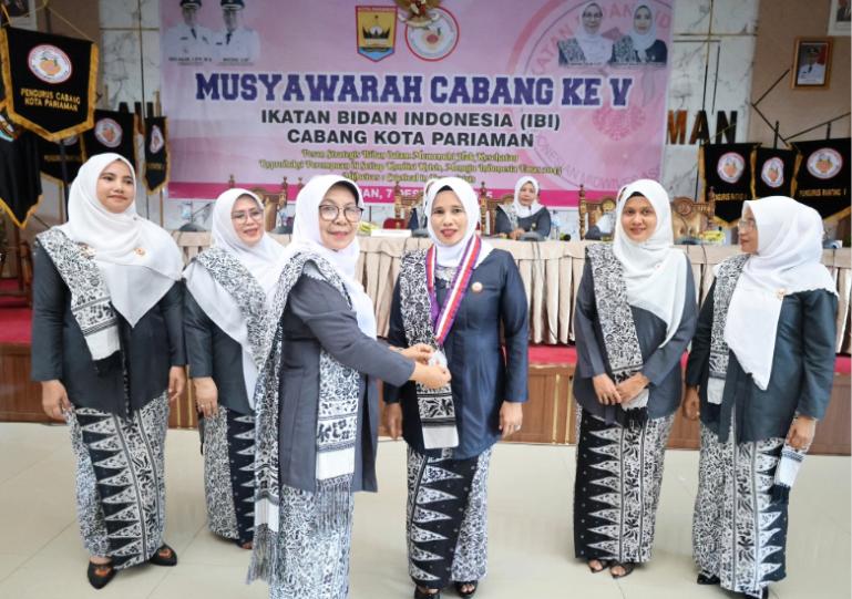Ketua PD IBI Sumbar, Ismarni melantik bidan Badriah Khalidi menjadi ketua IBI Kota Pariaman, Minggu (7/12/2025). IST