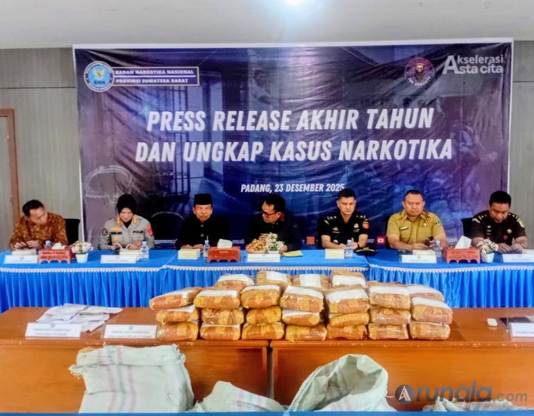 Kepala BNNP Sumbar, Brigjen Pol Ricky Yanuarfi, saat konpres pengungkapan kasus yang berhasil digagalkan BNNP Sumbar, Selasa (23/12/2205). (dok : arunala.com)