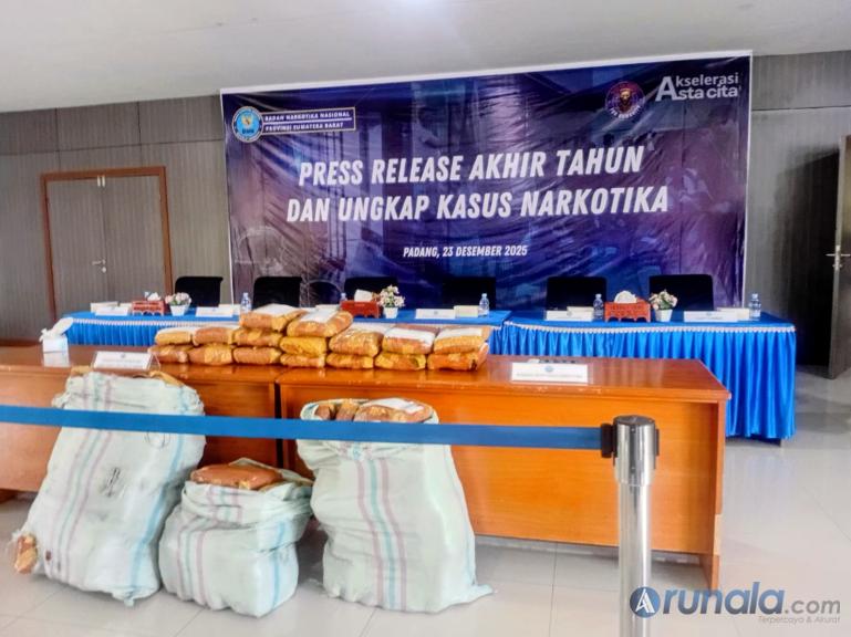 Barang bukti narkotika yang berhasil disita BNNP Sumbar saat konpres Selasa (23/12/2025). (dok : arunala.com)