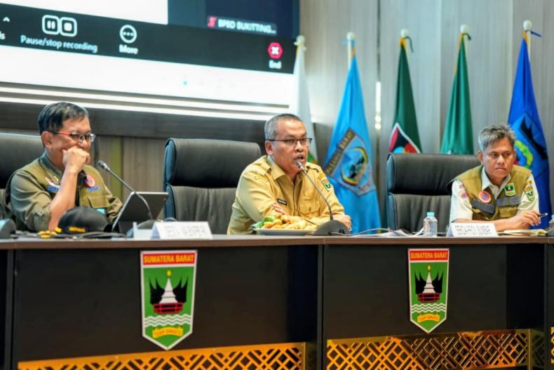 Sekprov Sumbar, Arry Yuswandi bersama Sestama BNPB, Rustian rapat persiapan rehab rekon pascabencana di Sumbar di posko terpadu penanganan bencana di Aula Kantor Gubernur Sumbar, Selasa (16/12/2025). IST