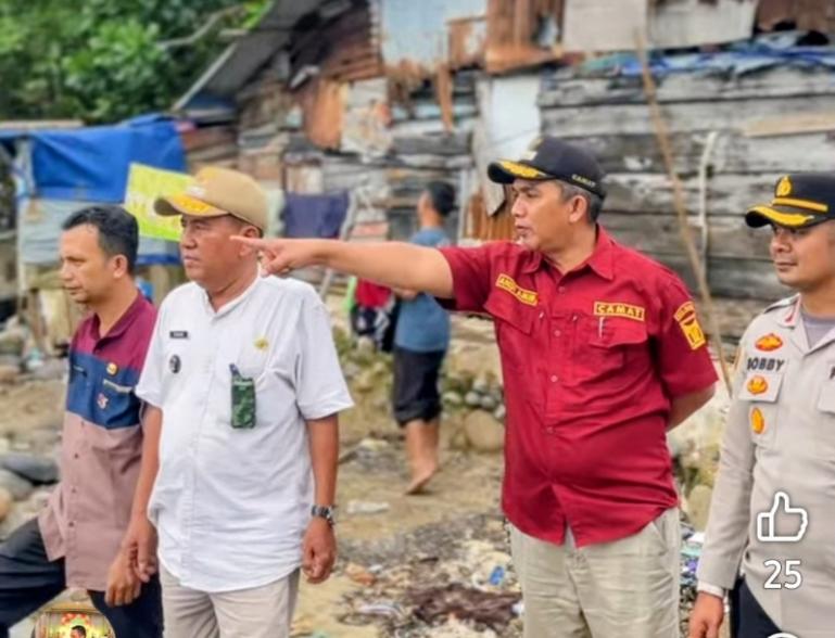 Camat Andi Amir bersama Kapolsek Lubeg, Kompol Robby Setiadi Purba saat kunjungi para nelayan yang tinggal di pesisir pantai di wilayah Kecamatan Lubeg, Jumat (28/11/2025). IST