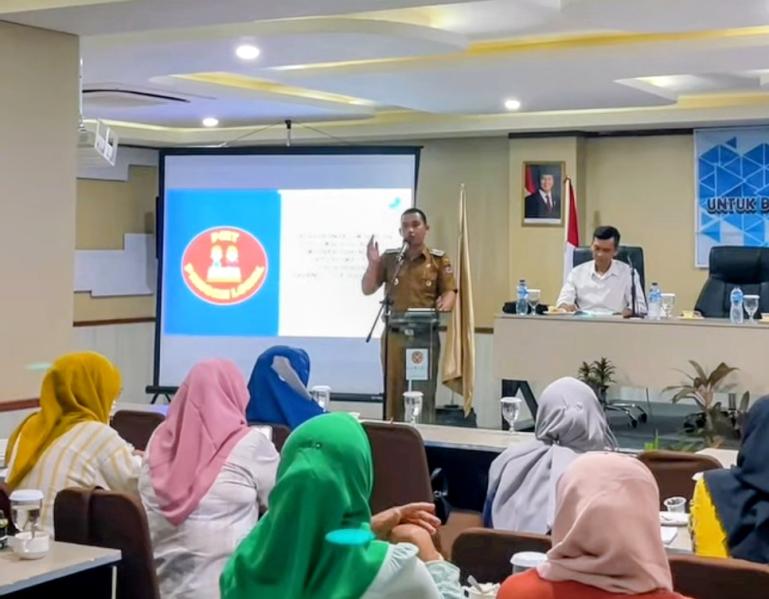 Camat Lubuk Begalung, Nofiandi Amir membuka sosialisasi PMT - Lokal untuk balita bermasalah gizi dan ibu hamil di wilayah kerja Puskesmas Pagambiran, di Hotel Kawana Padang, pada Senin, (1/12/2025). IST