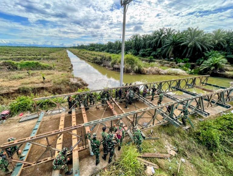 Personel Denzipur 2/PS Payakumbuh, Batalion TP.896/SP Jambi, serta Koramil 07 Air Bangis melakukan pemasangan jembatan Bailey di Pasbar. IST
