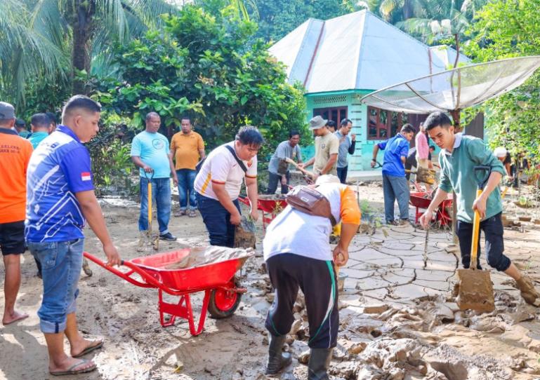 Para ASN dilingkup Pemko Pariaman lakukan goro bersihkan rumah warga di salah satu desa yang terdampak banjir di kota itu, Rabu (3/12/2025) pagi. IST