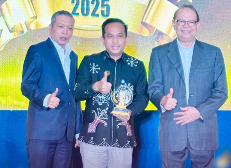 Direktur Utama Bank Nagari Gusti Candra menerima penghargaan Top 100 CEO by Infobank di Jakarta. IST