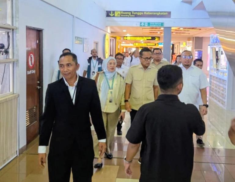 Saat Kepala BP BUMN, Dony Oskaria bersama Anggota DPR RI, Andre Rosiade saat baru tiba di BIM, Senin (1/12/2025). IST