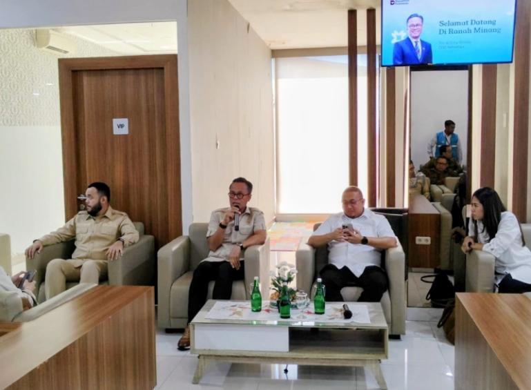 Kepala BP BUMN, Dony Oskaria pimpin rapat bersama sejumlah Dirut BUMN di Sumbar soal penanganan bencana banjir di Sumbar, turut hadir Wali Kota Padang, Fadly Amran, di BIM, Senin (1/12/2205). IST