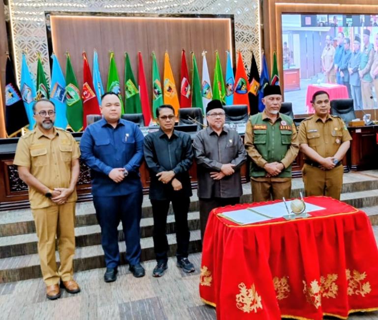 Ketua DPRD Sumbar, Muhidi bersama Gubernur Mahyeldi dan unsur pimpinan dewan lainnya seusai tandatangani nota pengesehan dua perda, Senin (8/12/2025). IST