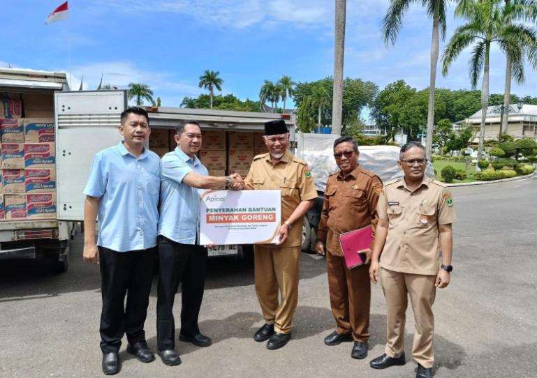 Salah satu perusahaan swasta nasional serahkan bantuan kemanusiaan kepada Gubernur Sumbar, Mahyeldi, Selasa (2/12/2025). IST