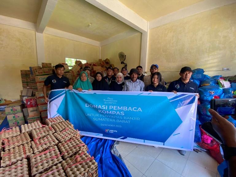FKD Kompas Gramedia Sumatera Barat bersama dengan Santika Group dan seluruh unit usaha di bawah naungannya, menyalurkan bantuan kemanusiaan senilai total Rp 300 juta. IST