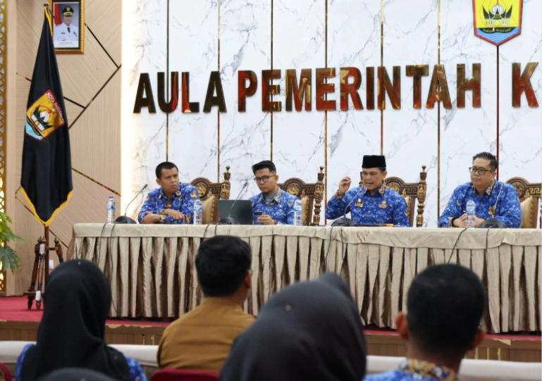 Sekko Pariaman, Afrizal Azhar buka kegiatan pembekalan Petugas Pendataan dan Penagihan Pajak Bumi dan Bangunan Perdesaan dan Perkotaan (PBB-P2)  di Aula Balaikota Pariaman, Senin (17/11/2025). IST