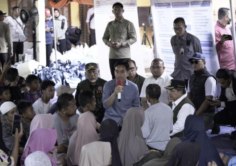 Wapres Gibran Rakabuming Raka berdialog dengan warga terdampak bencana di Kayu Pasak, Nagari Salareh Aia, Kecamatan Palembayan, Kabupaten Agam, Kamis (4/12/2025). IST