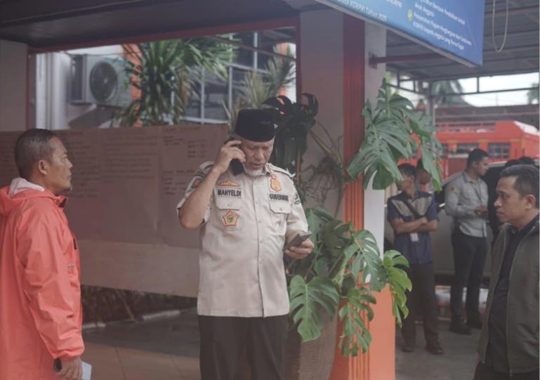 Gubernur Sumbar, Mahyeldi menelepon pihak PLN guna memastikan pasokan listrik di Sumbar pasca bencana banjir. IST