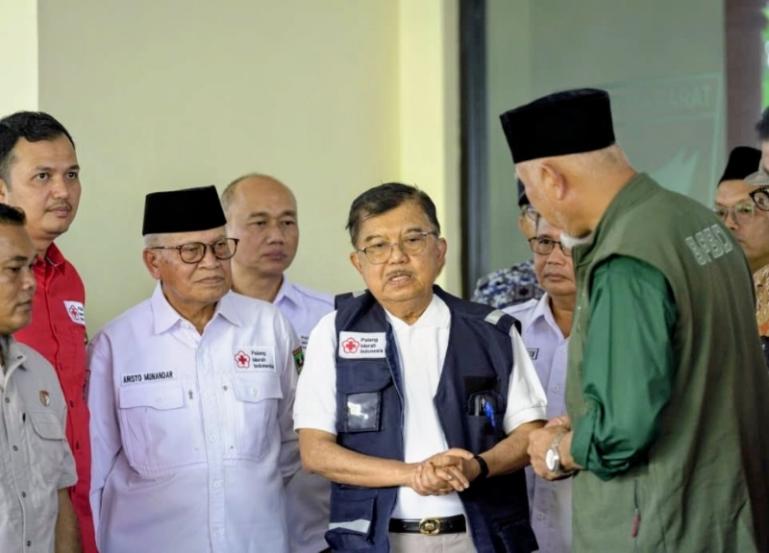 Gubernur Sumbar Mahyeldi sambut kedatangan Wakil Presiden RI ke-10 dan ke-12, yang juga Ketua Umum PMI, Jusuf Kalla, Jumat (19/12/2025). IST