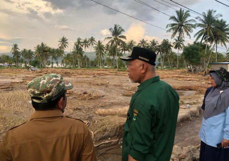 Gubernur Mahyeldi didamping Wakil Bupati Solok Chandra melihat langsung kondisi Nagari Muaro Pingai pasca banjir bandang, Selasa (2/12/2025). IST