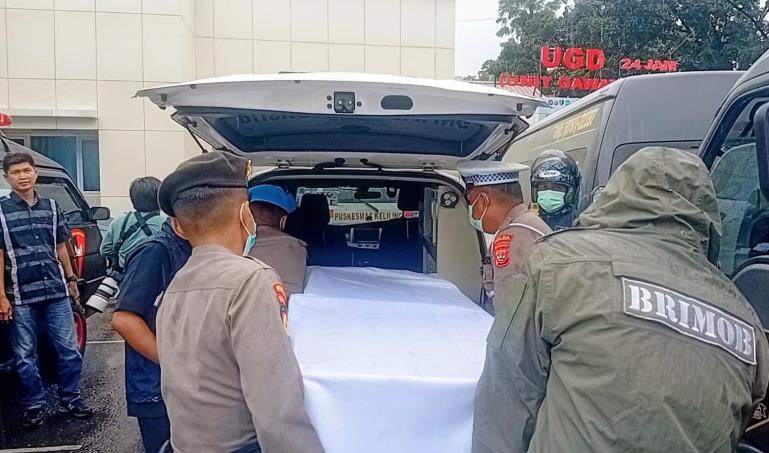 Anggota dari kepolisian memasukan peti jenazah para korban banjir Sumbar yang tidak teridentifikasi yang akan dimakamkan di Bungus, Teluk Kabung, Padang, Rabu (10/12/2025). IST