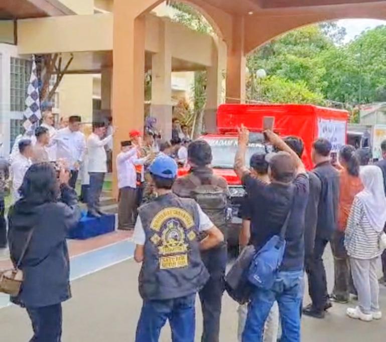Wali Kota Tangerang, Sachrudin saat melepas keberangkatan tim relawan dari IKPNI dan Lintas Komunitas Kota Tangerang untuk beri bantuan kepada korbar terdampak banjir bandang Sumbar, di halaman Balaikota Tangerang, Jumat (19/12/2025). IST