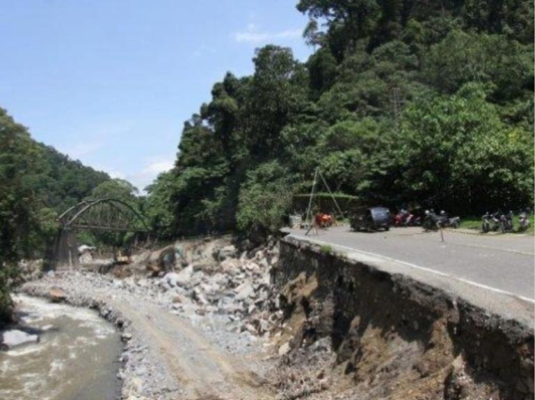 Kondisi jalan di Lembah Anaim Kabupaten Tanahdatar yang hancur akibat banjir bandang akhir November 2025 lalu. IST