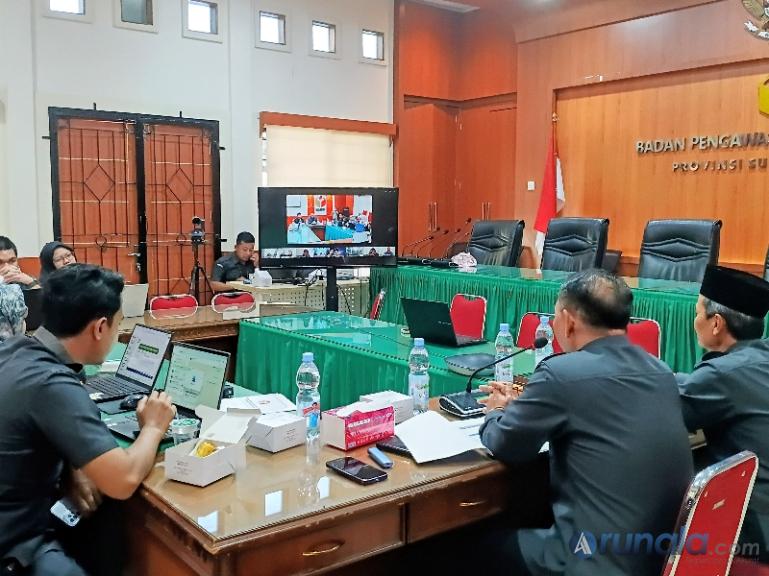 Kepala Sekretariat Bawaslu Sumbar, Rinaldi didampingi Kabag Adminstrasi, Mafral pimpin RDK monitoring dan evaluasi pelaksanaan program dan pembuatan laporan kinerja, serta persiapan rencana kegiatan tahun anggaran 2026, yang diadakan Bawaslu, di kantornya, Senin (22/12/2025). (dok : arunala.com)