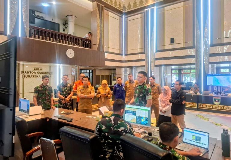 Petugas dari Dinsos Sumbar bersama pihak terkait lainnya di posko  terpadu penanganan bencana Hidrometeorologi di Aula Kantor Gubernur Sumbar, Minggu (14/12/2025). IST