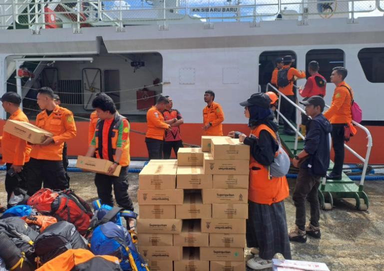 Bantuan logistik untuk korban banjir bandang di Sumbar dan Sibolga disedang diturunkan dari kapal milik Basarnas yang bersandar di Pelabuhan Bungus Kota Padang, Kamis (4/12/2025). IST
