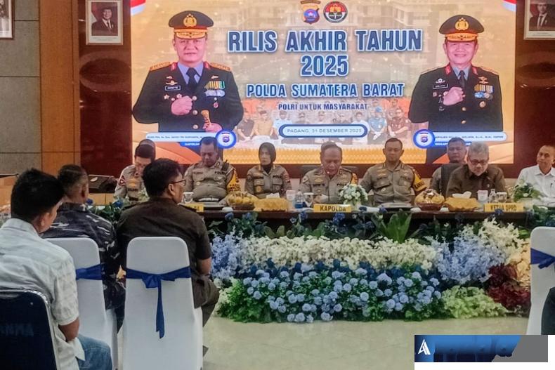 Kapolda Sumbar, Irjen Pol Gatot Tri Suryanta bersama para PJU paparkan rilis kinerja Polda Sumbar di tahun 2025 kepada para wartawan, Rabu (31/12/2025). (dok : arunala.com)